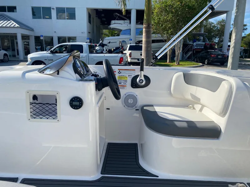 Slide: The Image of Bayliner Element XL 2021 - 7