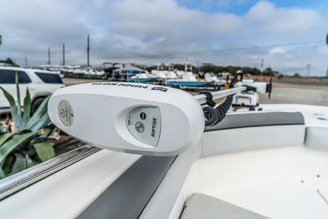 Slide: The Image of NauticStar 231 HYBRID STD 2022 - 11