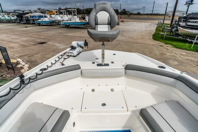 Slide: The Image of NauticStar 231 HYBRID STD 2022 - 12