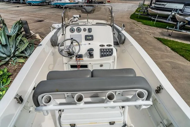 Slide: The Image of NauticStar 231 HYBRID STD 2022 - 16