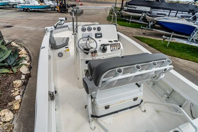 Slide: The Image of NauticStar 231 HYBRID STD 2022 - 17