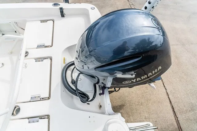 Slide: The Image of NauticStar 231 HYBRID STD 2022 - 18