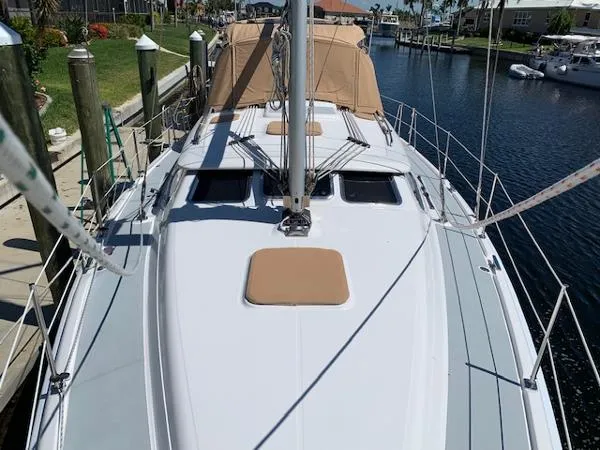 Slide: The Image of Hunter 41 Deck Salon 2005 - 8