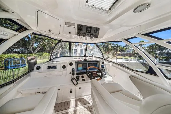 Slide: The Image of Sea Ray 550 Sedan Bridge 2005 - 8
