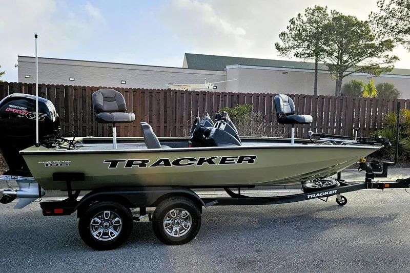 The Image of Tracker Pro Team 195 2026 - undefined