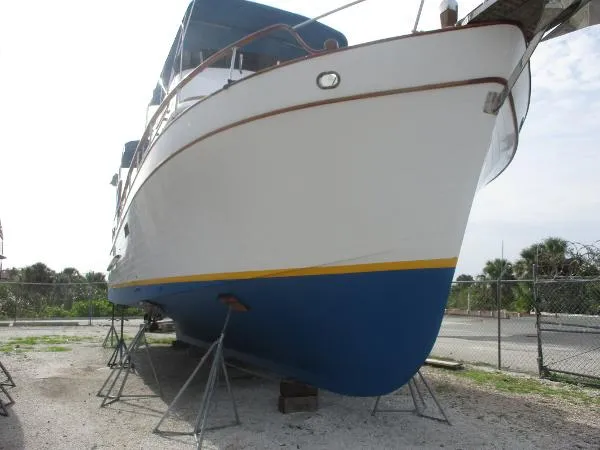 Slide: The Image of Marine Trader 44 Sundeck 1984 - 2