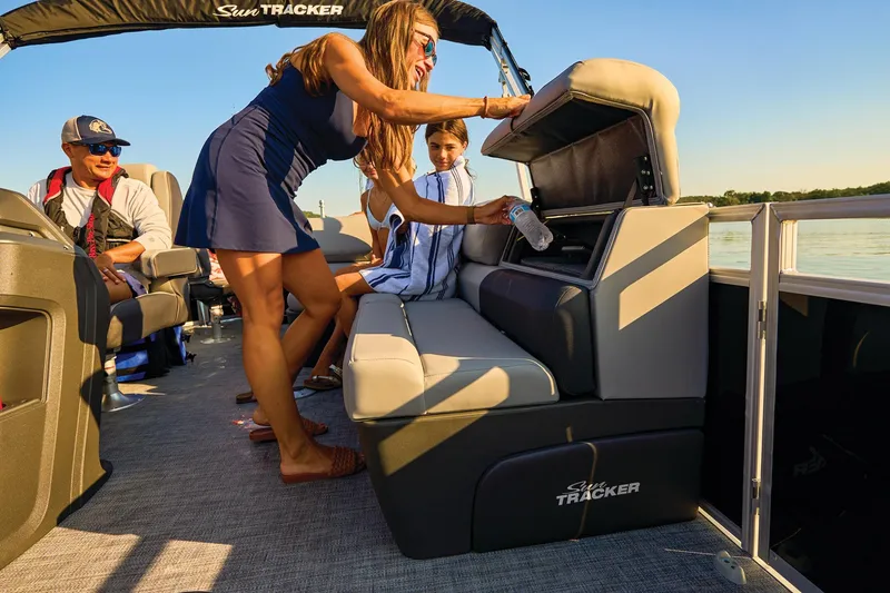 Slide: The Image of Sun Tracker Sportfish 24 XP3 2026 - 6