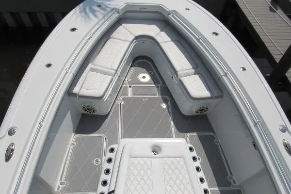 Slide: The Image of Yellowfin 42 2020 - 7
