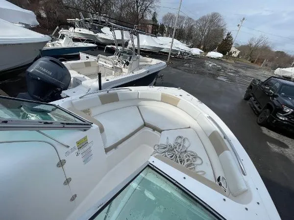 Slide: The Image of Robalo R227 Dual Console 2014 - 10