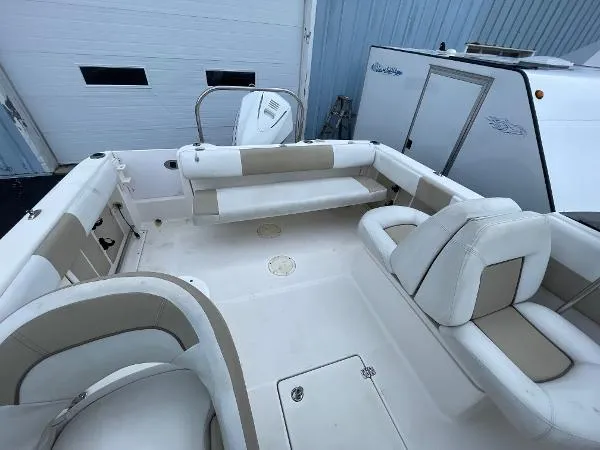 Slide: The Image of Robalo R227 Dual Console 2014 - 8