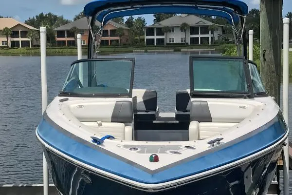 Slide: The Image of Regal 2500 Bowrider 2016 - 10
