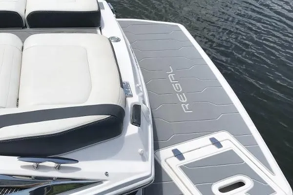 Slide: The Image of Regal 2500 Bowrider 2016 - 11