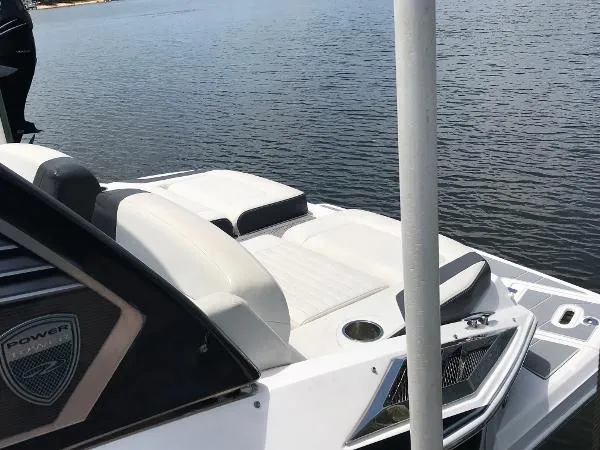 Slide: The Image of Regal 2500 Bowrider 2016 - 4
