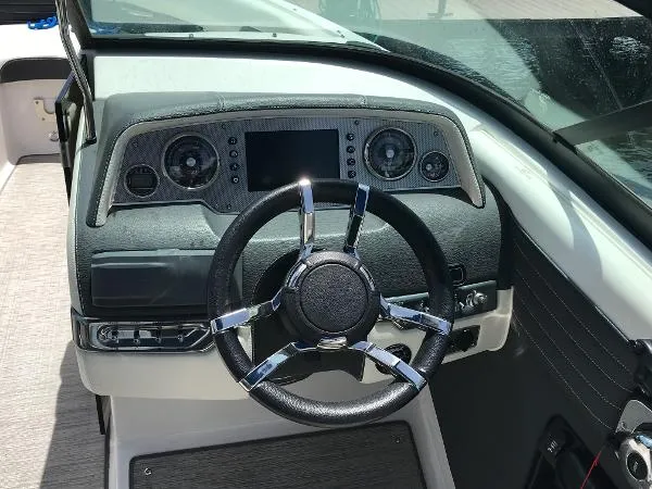 Slide: The Image of Regal 2500 Bowrider 2016 - 6