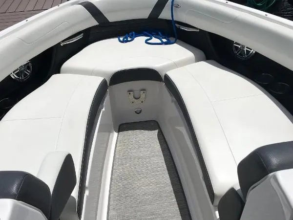 Slide: The Image of Regal 2500 Bowrider 2016 - 7