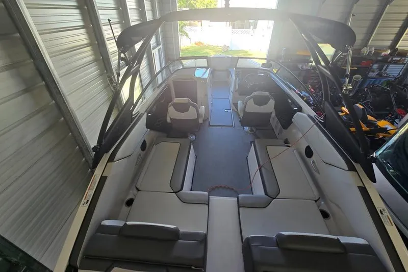 Slide: The Image of 2025 Yamaha Boats AR250 on clear blue water near city skyline. - 5