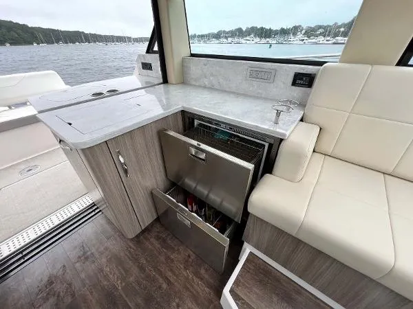 Slide: The Image of Regal 38 XO 2021 - 9