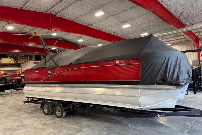 Slide: The Image of 2019 Avalon 2585 Catalina pontoon boat with cover in a showroom. - 15