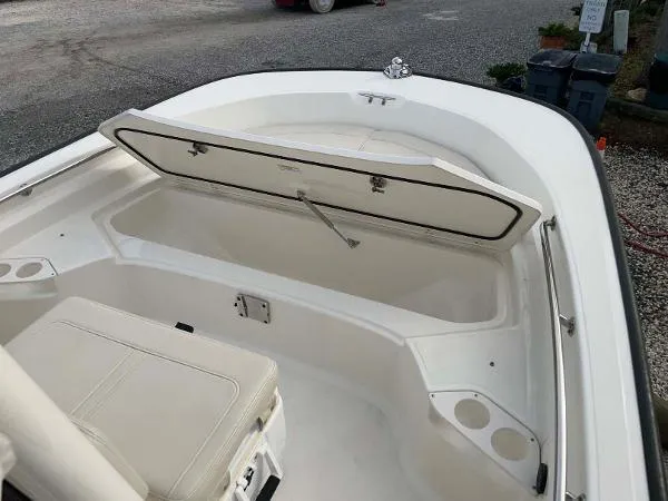 Slide: The Image of Boston Whaler 190 Montauk 2022 - 4
