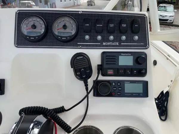 Slide: The Image of Boston Whaler 190 Montauk 2022 - 8