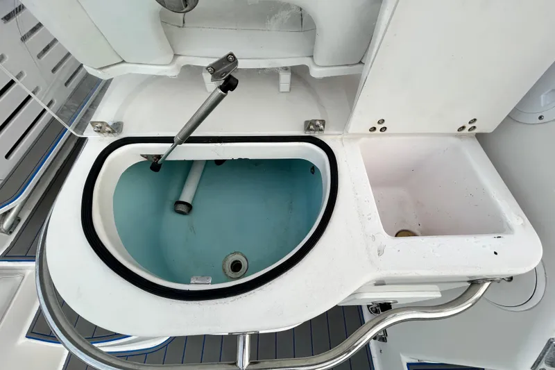 Slide: The Image of Livewell and storage compartment on a 2007 Pro-Line 32 Express boat. - 41