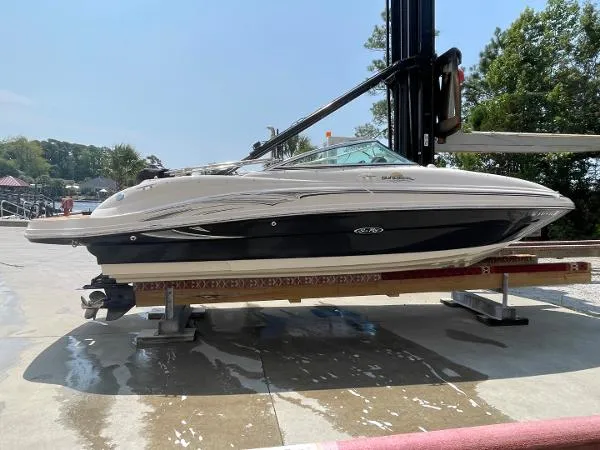 Slide: The Image of Sea Ray 220 Sundeck 2005 - 8