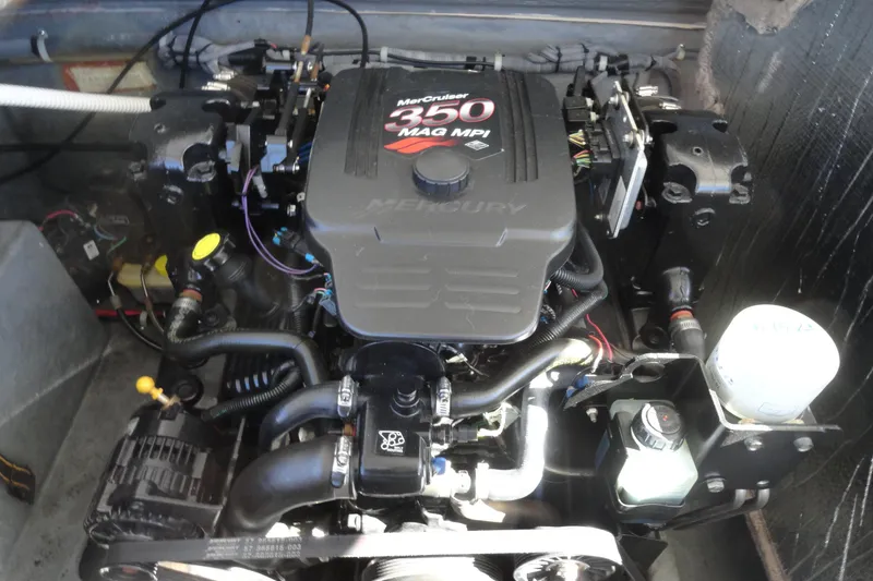 Slide: The Image of 2005 Kayot S245 boat engine, MerCruiser 350 MAG MPI, detailed view. - 25