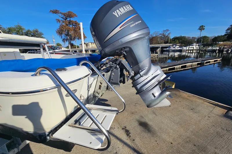 Slide: The Image of 2007 NauticStar 2110 Nautic Bay boat with Yamaha outboard motor at dockside. - 18