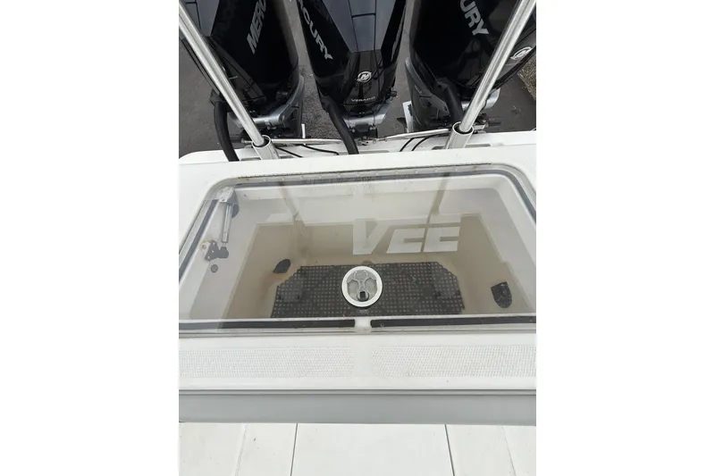 Slide: The Image of 2006 SeaVee 340B boat with Mercury engines and a transparent livewell. - 38