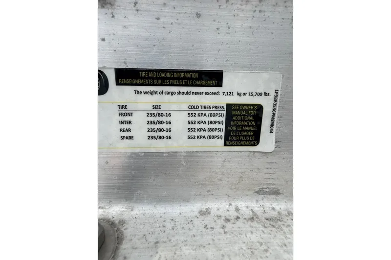 Slide: The Image of Tire and loading information label for 2006 SeaVee 340B, showing tire sizes and pressure. - 85