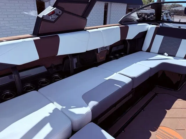 Slide: The Image of Malibu Wakesetter 23 LSV 2026 - 10