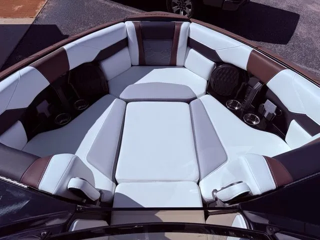 Slide: The Image of Malibu Wakesetter 23 LSV 2026 - 13