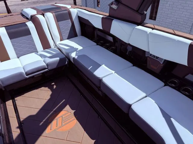 Slide: The Image of Malibu Wakesetter 23 LSV 2026 - 16