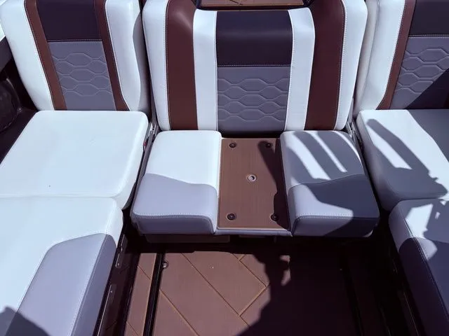 Slide: The Image of Malibu Wakesetter 23 LSV 2026 - 17