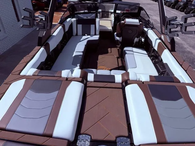 Slide: The Image of Malibu Wakesetter 23 LSV 2026 - 8