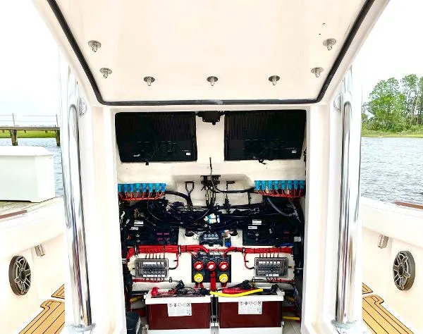 Slide: The Image of Front Runner 26 Center Console 2022 - 9