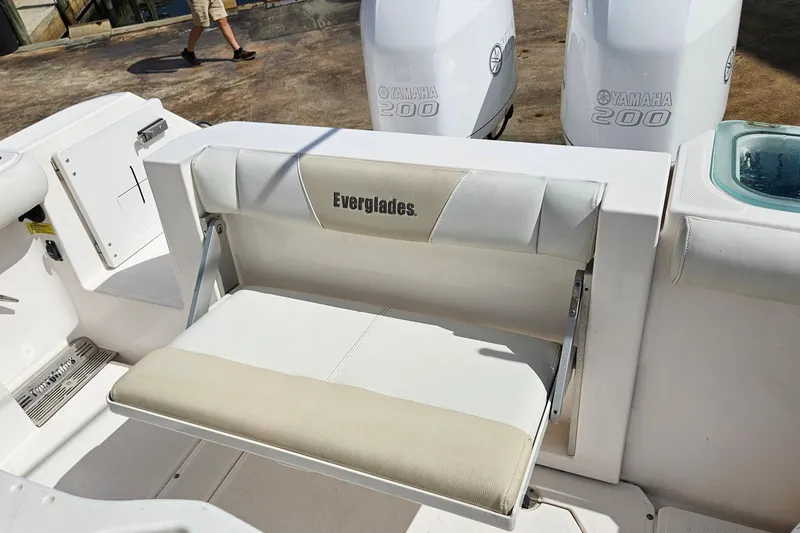 Slide: The Image of 2015 Everglades 255 Center Console boat seat with Yamaha 200 engines in background. - 24