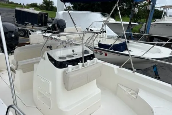 Slide: The Image of Boston Whaler 170 Montauk 2022 - 8