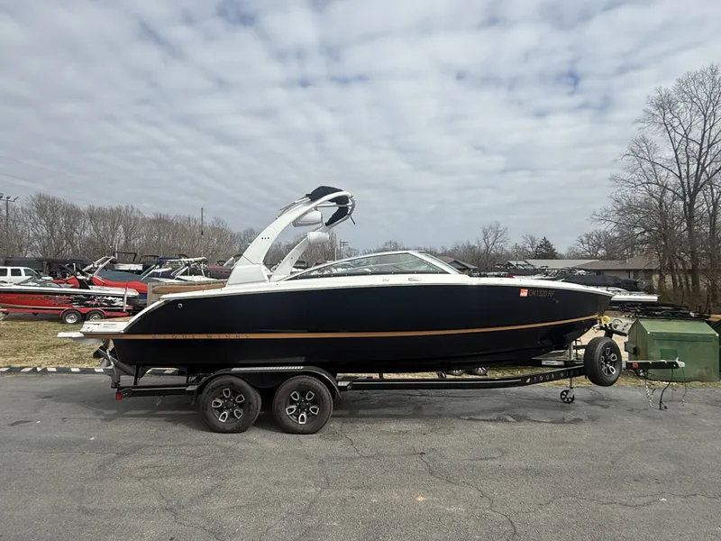 The Image of Four Winns H4 2023 - 1