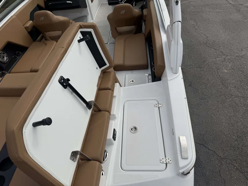 Slide: The Image of Four Winns H4 2023 - 10