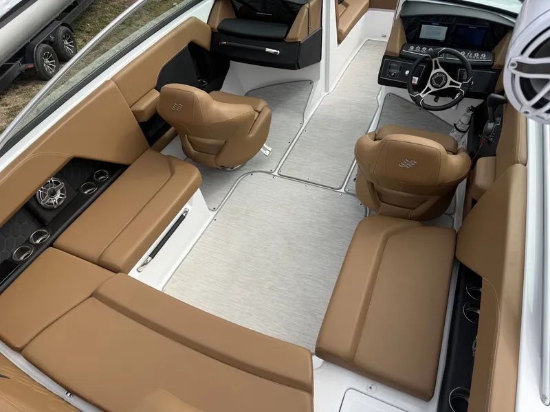 Slide: The Image of Four Winns H4 2023 - 11