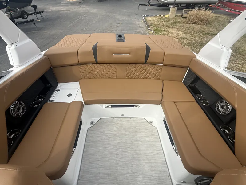 Slide: The Image of Four Winns H4 2023 - 12