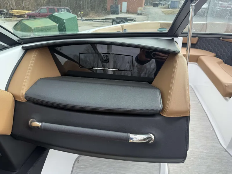 Slide: The Image of Four Winns H4 2023 - 13