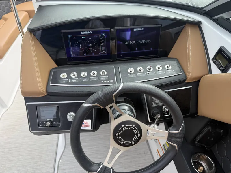 Slide: The Image of Four Winns H4 2023 - 15