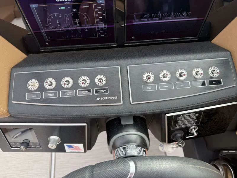 Slide: The Image of Four Winns H4 2023 - 17