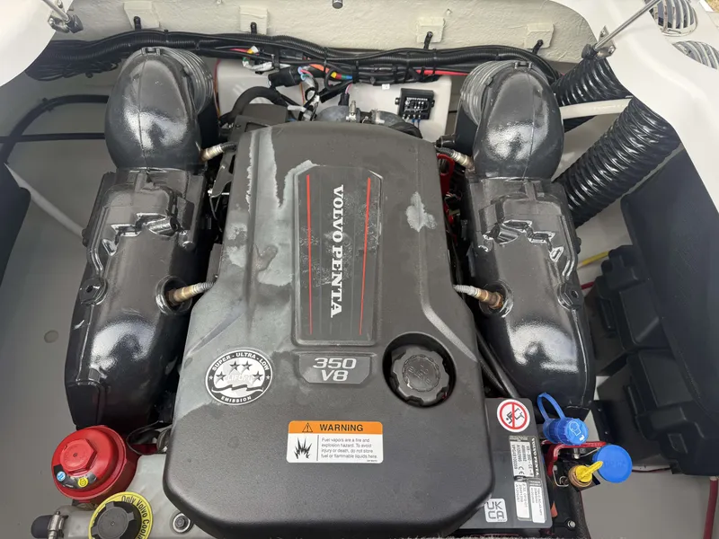 Slide: The Image of Four Winns H4 2023 - 22