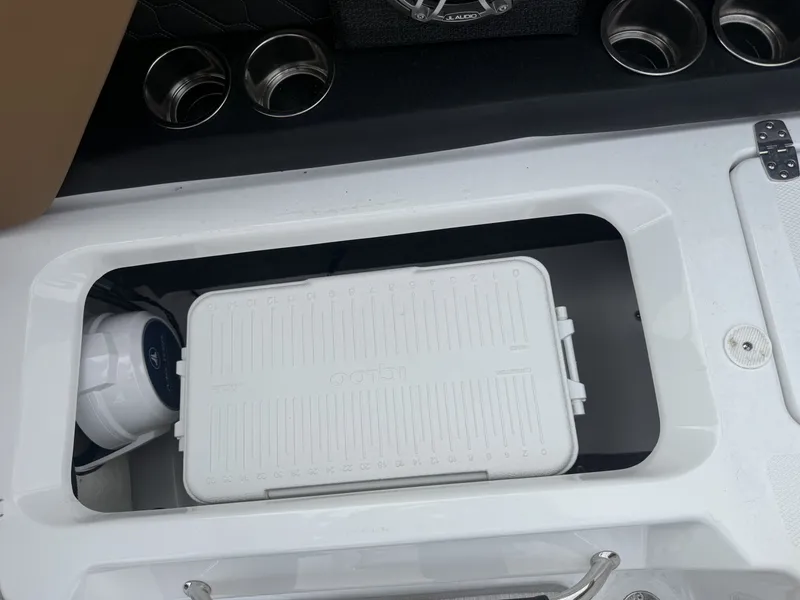 Slide: The Image of Four Winns H4 2023 - 23