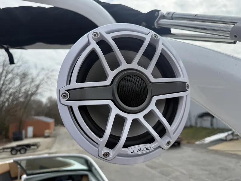 Slide: The Image of Four Winns H4 2023 - 24