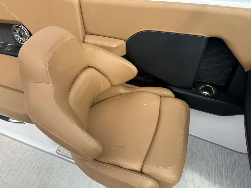 Slide: The Image of Four Winns H4 2023 - 27