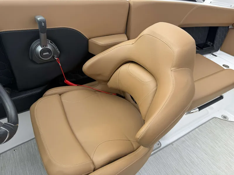 Slide: The Image of Four Winns H4 2023 - 28